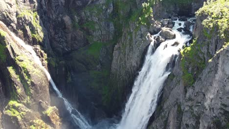 Enthüllung-Des-Wasserfalls-Von-Voringfossen-In-Norwegen