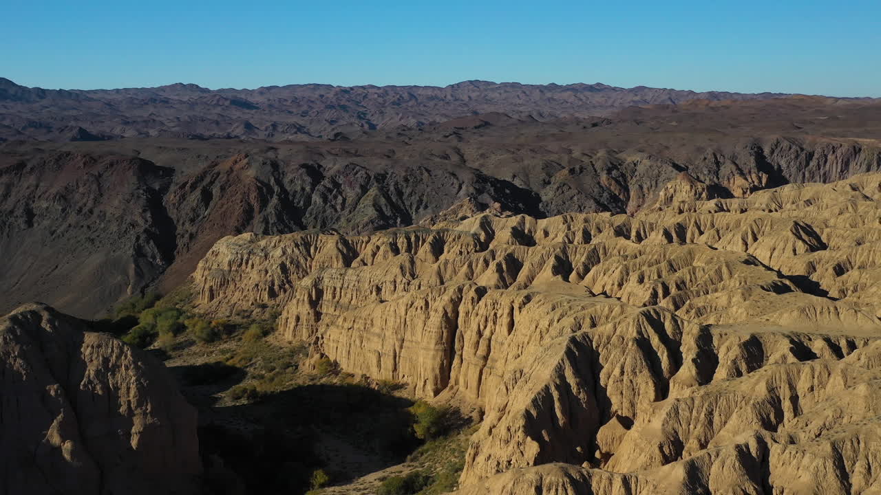 toma cinematográfica con drones del cañón charyn en kazajstán
