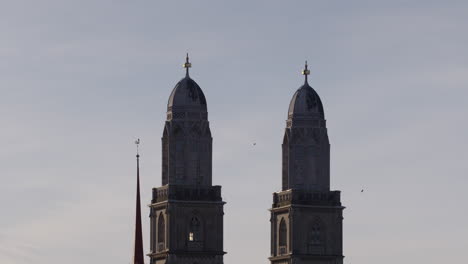 grossmuenster en la ciudad de zurich por la mañana, los pájaros sobrevuelan