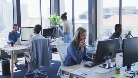 Menschen-Mit-Headset,-Die-Am-Computer-Arbeiten