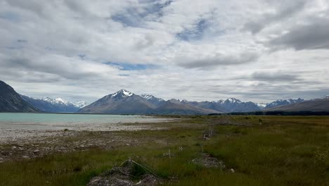 Pintoresco-Paisaje-Alpino-En-El-Extremo-Superior-Del-Lago-Tekapo,-Nueva-Zelanda