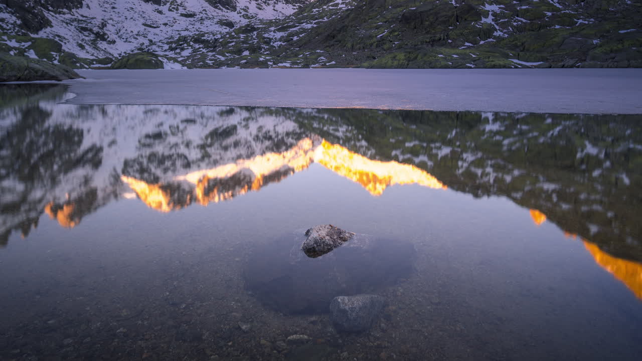 그레도스 산의 겨울 일출