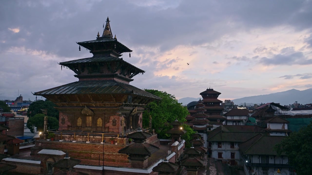 Katmandun temppeli yöllä Nepalissa kauniin dramaattisen auringonlaskun taivaan alla upeiden auringonlaskun purppurapilvien kanssa. Durbar-aukion temppelit ja vanhat historialliset rakennukset kaupungin keskustassa