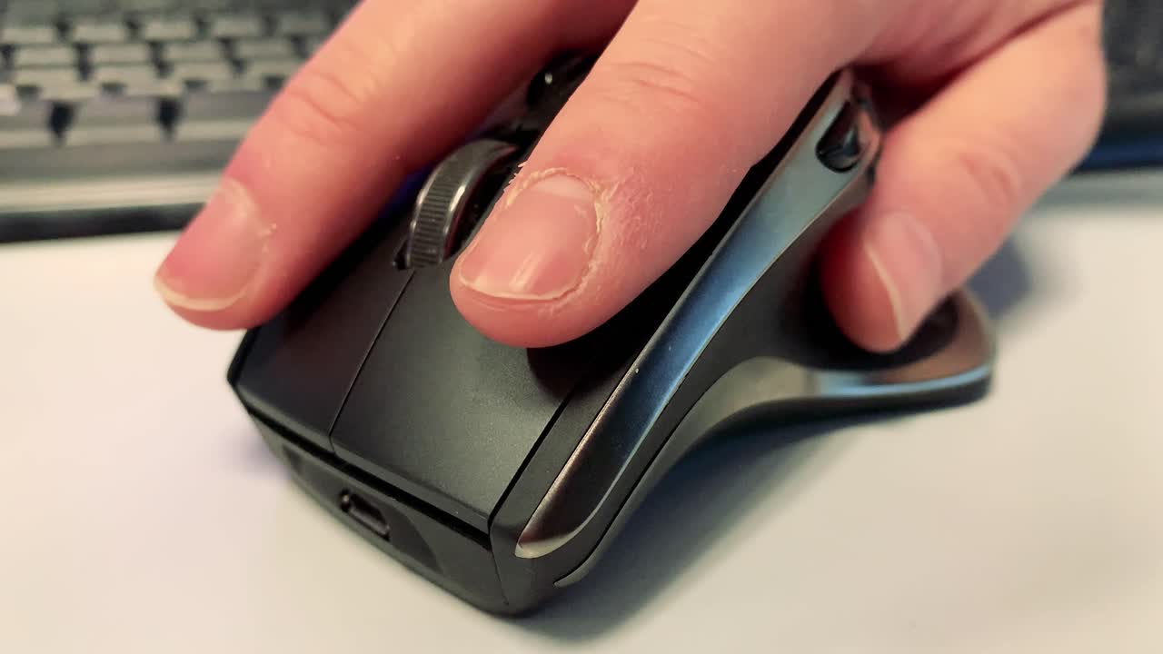 usando un mouse de computadora en la oficina