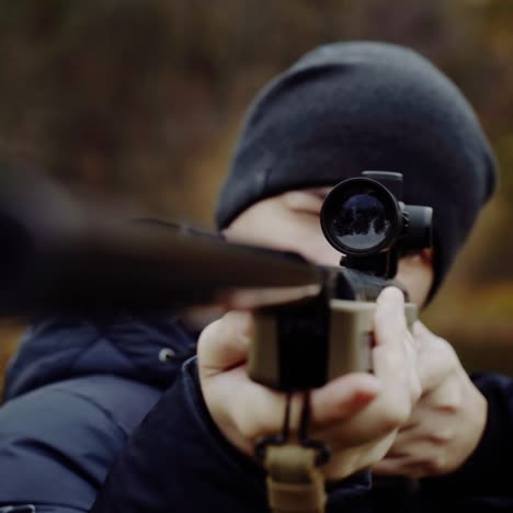 cazador con un rifle de caza