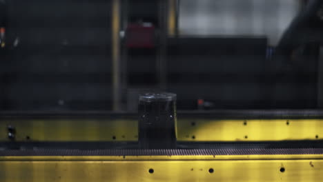 el transportador de estampado de neumáticos gira el producto automáticamente en el primer plano de la fábrica