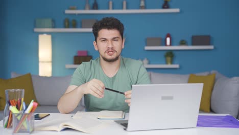 estudiante masculino hablando a la cámara.