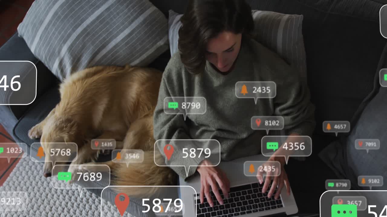 개가 소파에서 잠을 자는 동안 노트북을 사용하는 백인 여성에 대한 음성 거품에 대한 디지털 아이콘