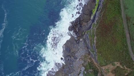 無人機拍攝的畫面顯示了坎塔布里亞島的美麗景色 伊斯拉的海岸線與深藍海相遇-1