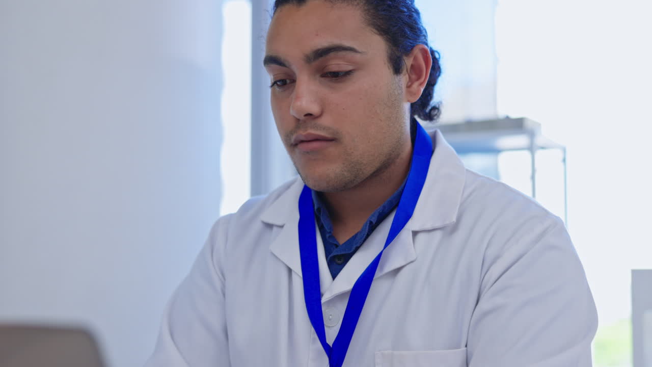 ciencia, computadora portátil y hombre en el laboratorio para médicos