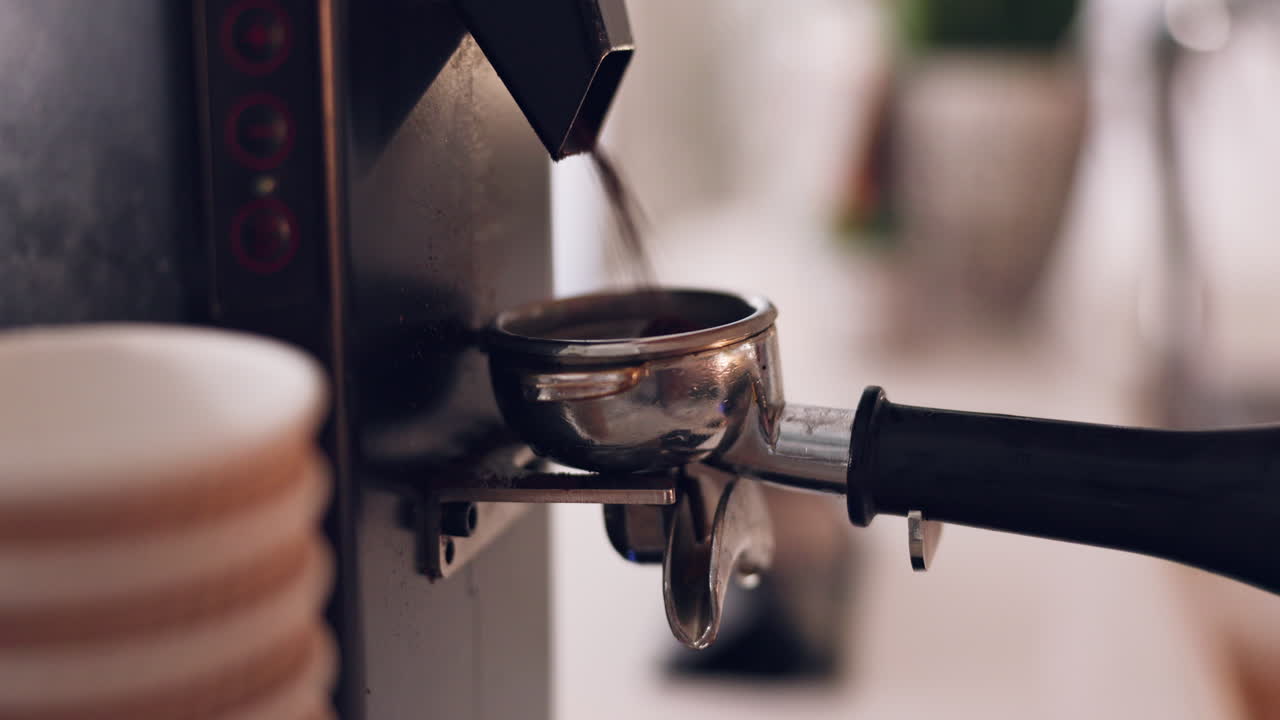 la máquina de café, la mano del barista