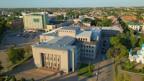 Drohnenaufnahme-Des-Einheitshauses-Von-Daugavpils,-Lettland