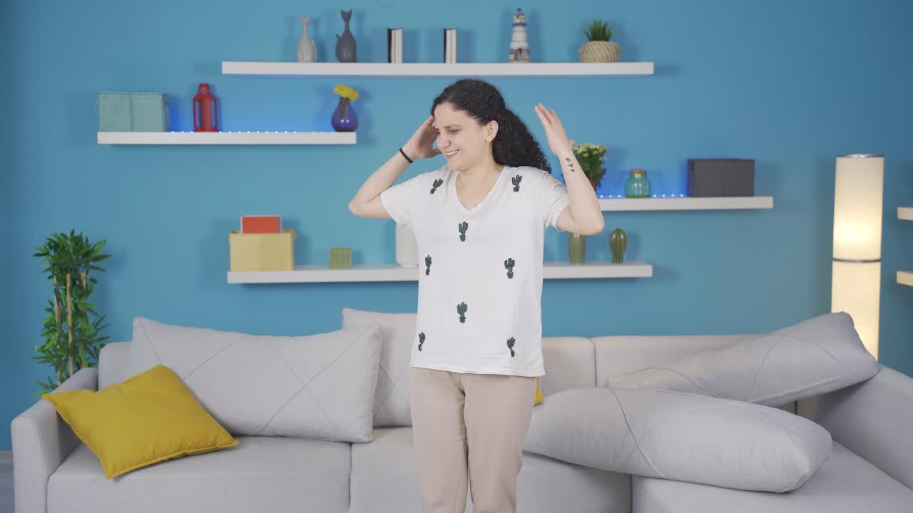 ⁇ 망진창에 괴롭힌 젊은 여성.