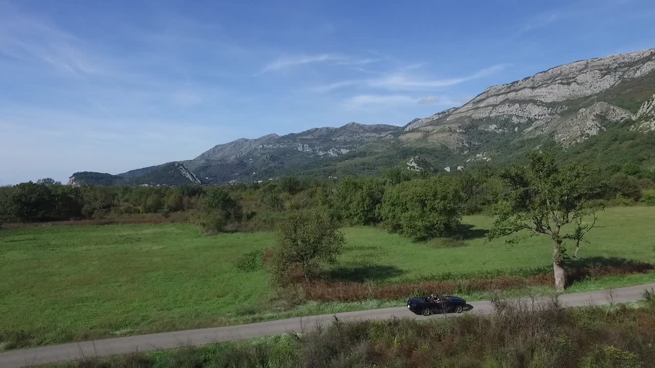 경치 좋은 산길 에 있는 빈티지 자동차