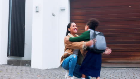 Llega-A-Casa,-Estudiante-Abrazando-A-Su-Feliz-Madre