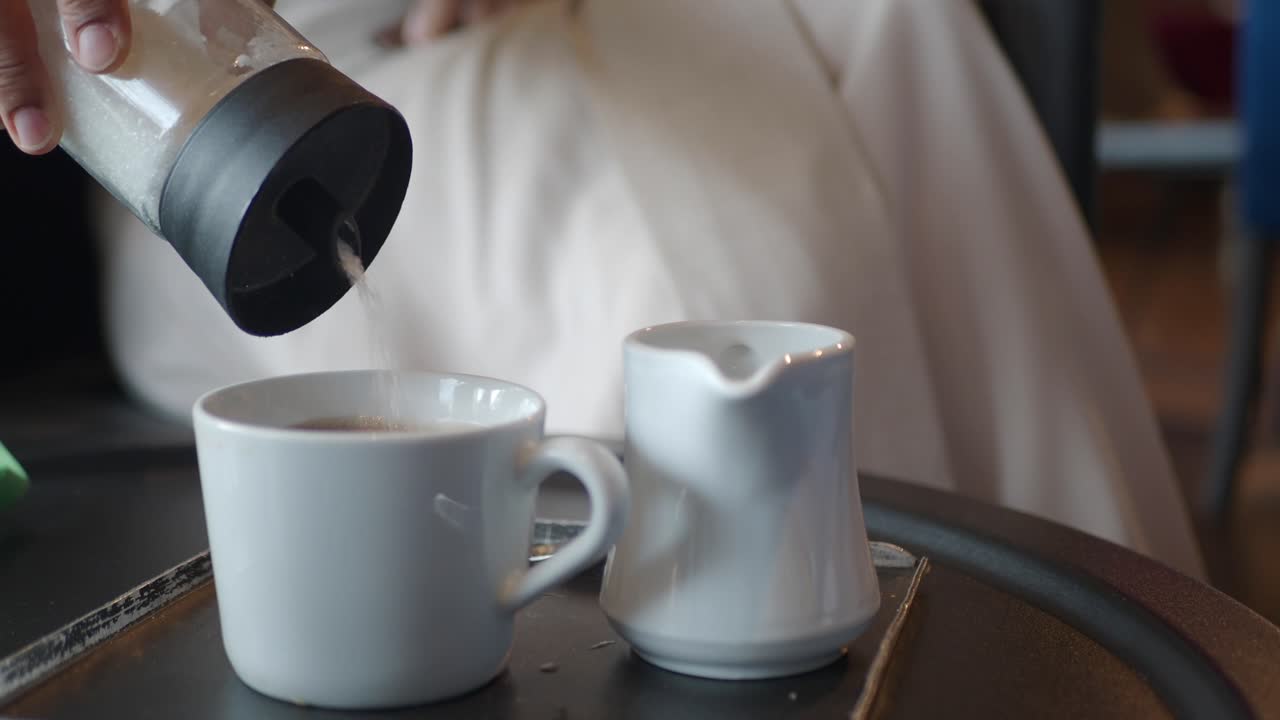 добавление сахара в кофе