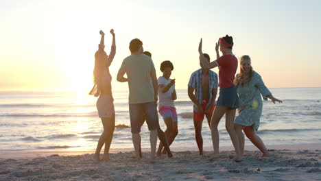 un grupo diverso de jóvenes adultos disfrutando de una fiesta en la playa al atardecer