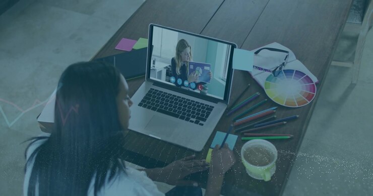 Animación de procesamiento de datos financieros y cámara de seguridad sobre una mujer usando una computadora portátil