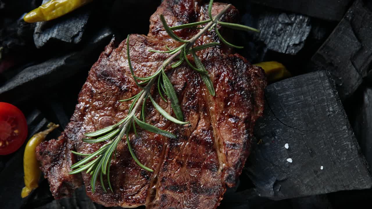 bistec a la parrilla con romero y verduras