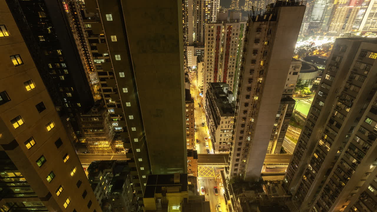 Time-lapse noturno de edifícios da cidade e tráfego.