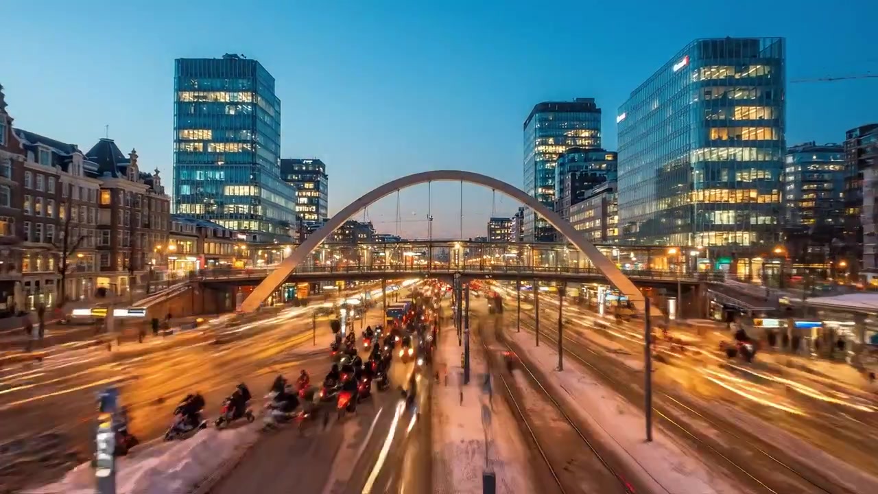 Sera d'Inverno in un Paesaggio Urbano: Ponti illuminati, strade innevate e vita cittadina catturati durante il crepuscolo in un'area metropolitana moderna.