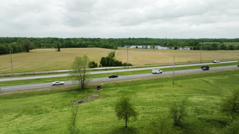 Conducir-Automóviles-Con-Una-Gran-Vista-Conduce-Hacia-El-Norte-De-Memphis,-Cerca-Del-Parque-Shelby-Farms-En-El-Condado-De-Shelby,-Tennessee,-Estados-Unidos