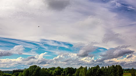 Lapso-De-Tiempo-De-Cloudscape-Sobre-Un-Bosque-Rural