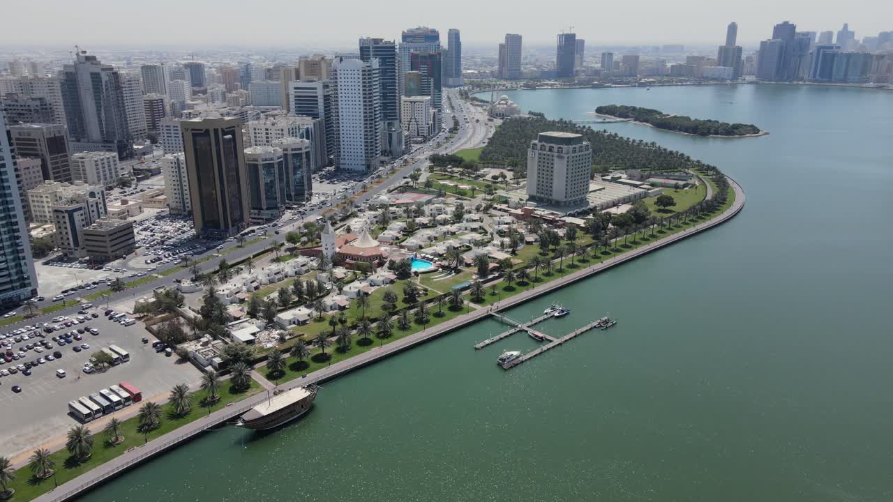 sharjah: vista aérea de la ciudad de sharjah y el lago khalid, mezquita al noor, rascacielos modernos en los emiratos árabes unidos