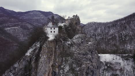 Vista-Aérea-De-La-Mezquita-Kuslat-Del-Período-Otomano-En-Bosnia-Y-Herzegovina