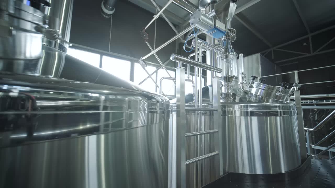 cervecería artesanal moderna. producción de cerveza artesanal. equipo moderno en la cervecería, tanques metálicos, producción de bebidas alcohólicas