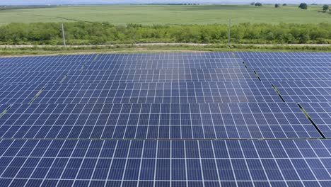 Paso-Elevado-Lateral-Sobre-El-Soco-Paneles-Solares-Fotovoltaicos-Instalados-En-San-Pedro-De-Macoris-En-República-Dominicana