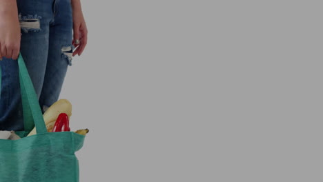 animación de procesamiento de datos financieros sobre mujer caucásica sosteniendo una bolsa de compras