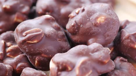 primer plano de dulces de chocolate de maní en la mesa,