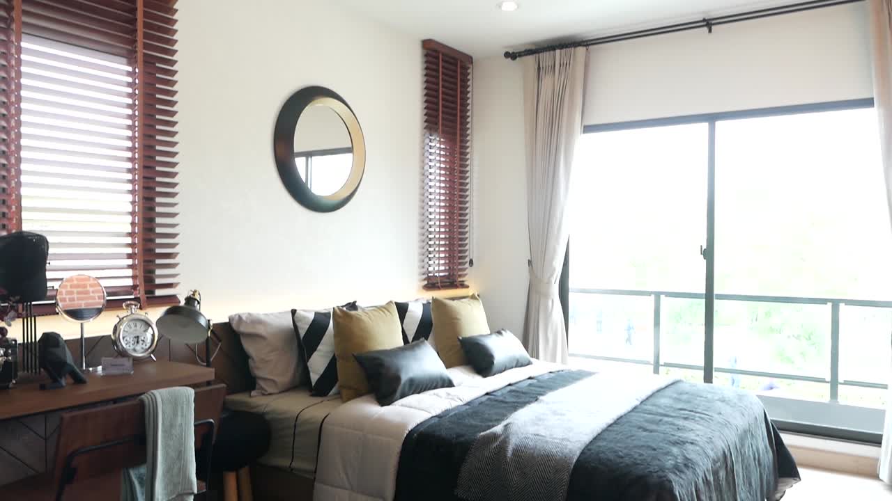 자연 채광으로 가구가 완비된 세련된 침실 장식 아이디어