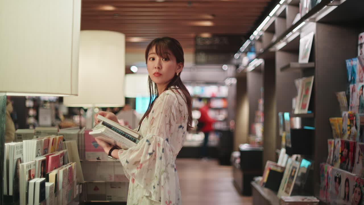 책 가게 에서 책 을 검색 하는 여자