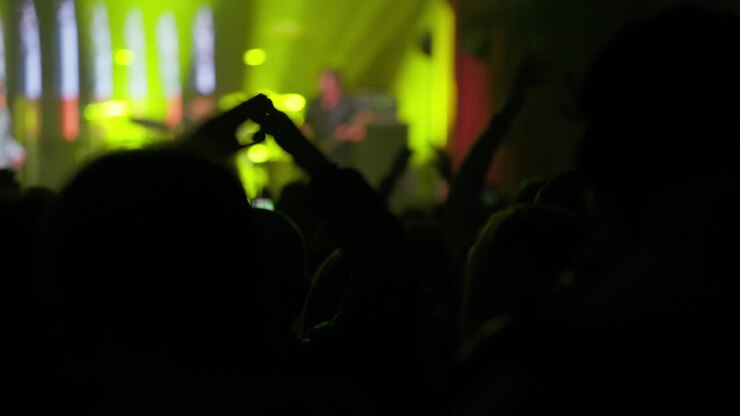 Sagome di persone che applaudono e acclamano a un concerto dal vivo