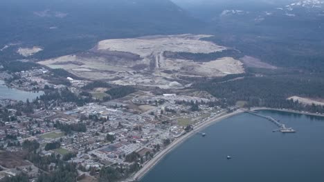 Vista-Aérea-Del-Municipio-De-Sechelt-Y-Cantera-En-Columbia-Británica.