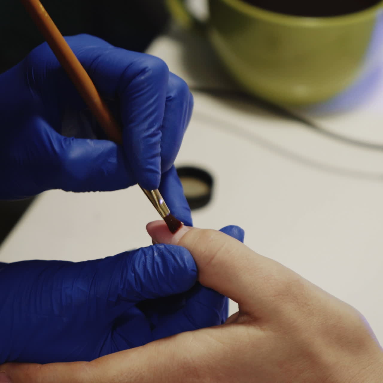 la aplicación de esmalte de uñas