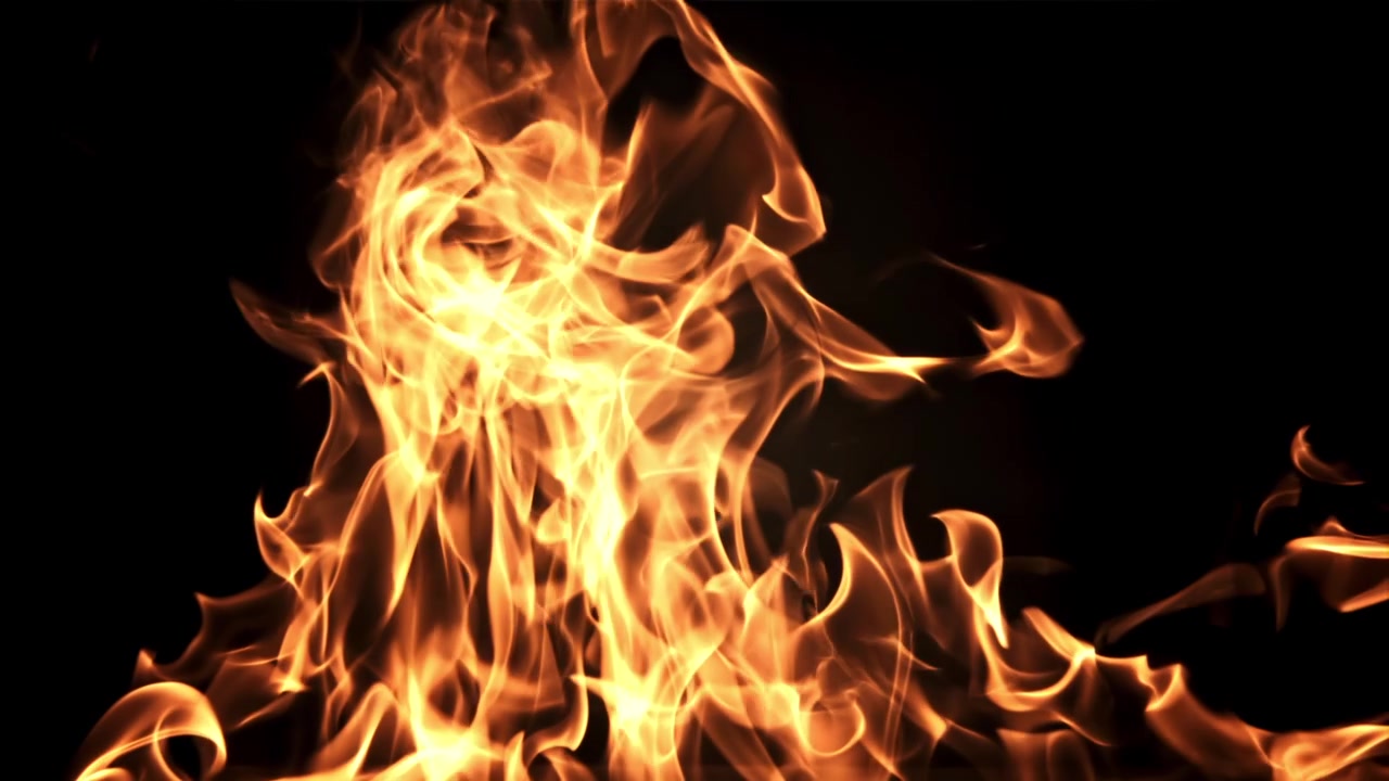Fiamme di fuoco dinamiche che bruciano su sfondo nero
