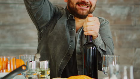 Primer-Plano-Del-Hombre-Abriendo-Una-Botella-De-Vino-Tinto