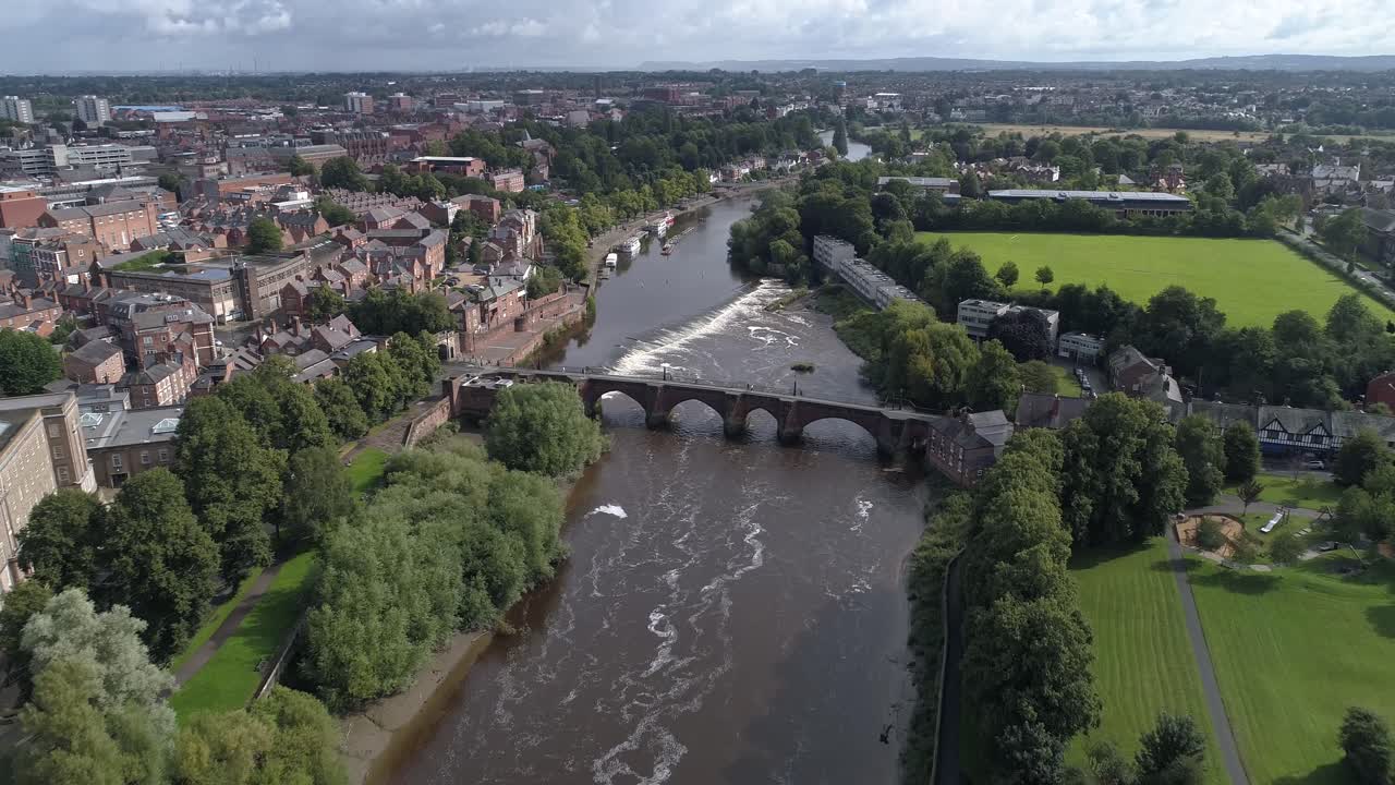 Sorvolo aereo ad alta quota sopra il fiume Dee a Chester, Inghilterra.