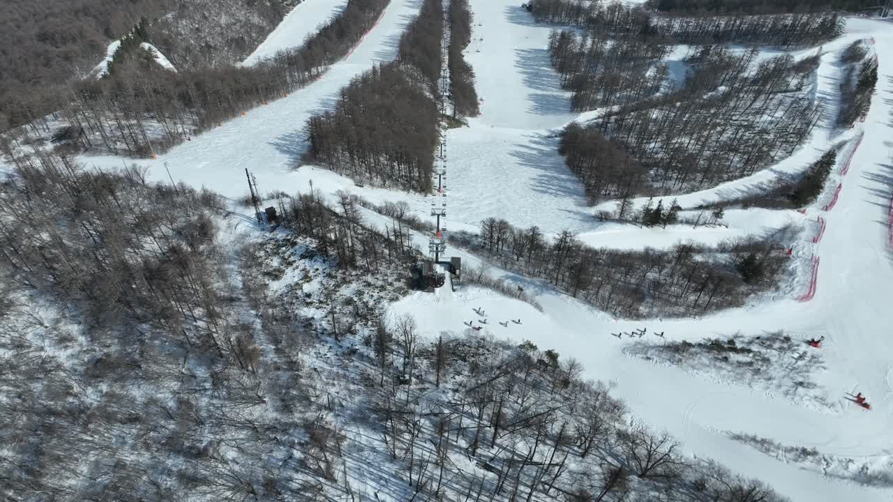 estableciendo un panorámico de retirada disparado desde la cima de la montaña, la cámara revela una gran zona de esquí