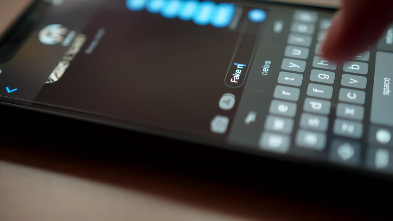 enviar un mensaje de palabras de noticias falsas en el teléfono inteligente