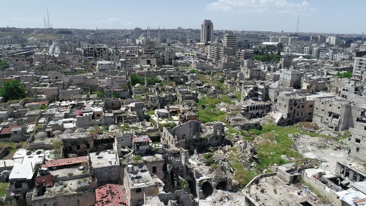 시리아 알레포의 한가운데에 있는 고대 도시의 건물 위에서 드론으로 찍은 공중 사진. 전쟁이 끝난 후에도 여전히 폐허가 된 건물들을 볼 수 있습니다.