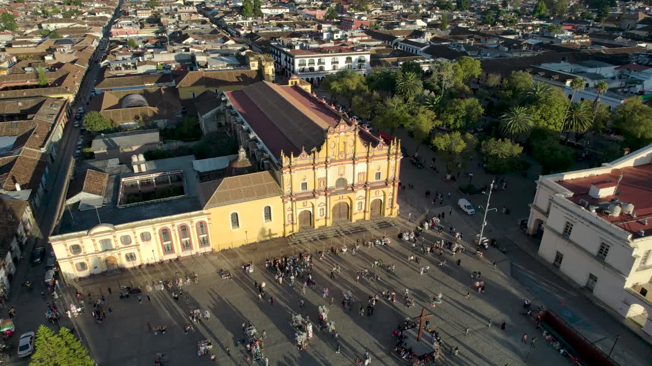 tiro de rotación izquierda de la iglesia y plaza principal de san cristobal de las casas chiapas mexico