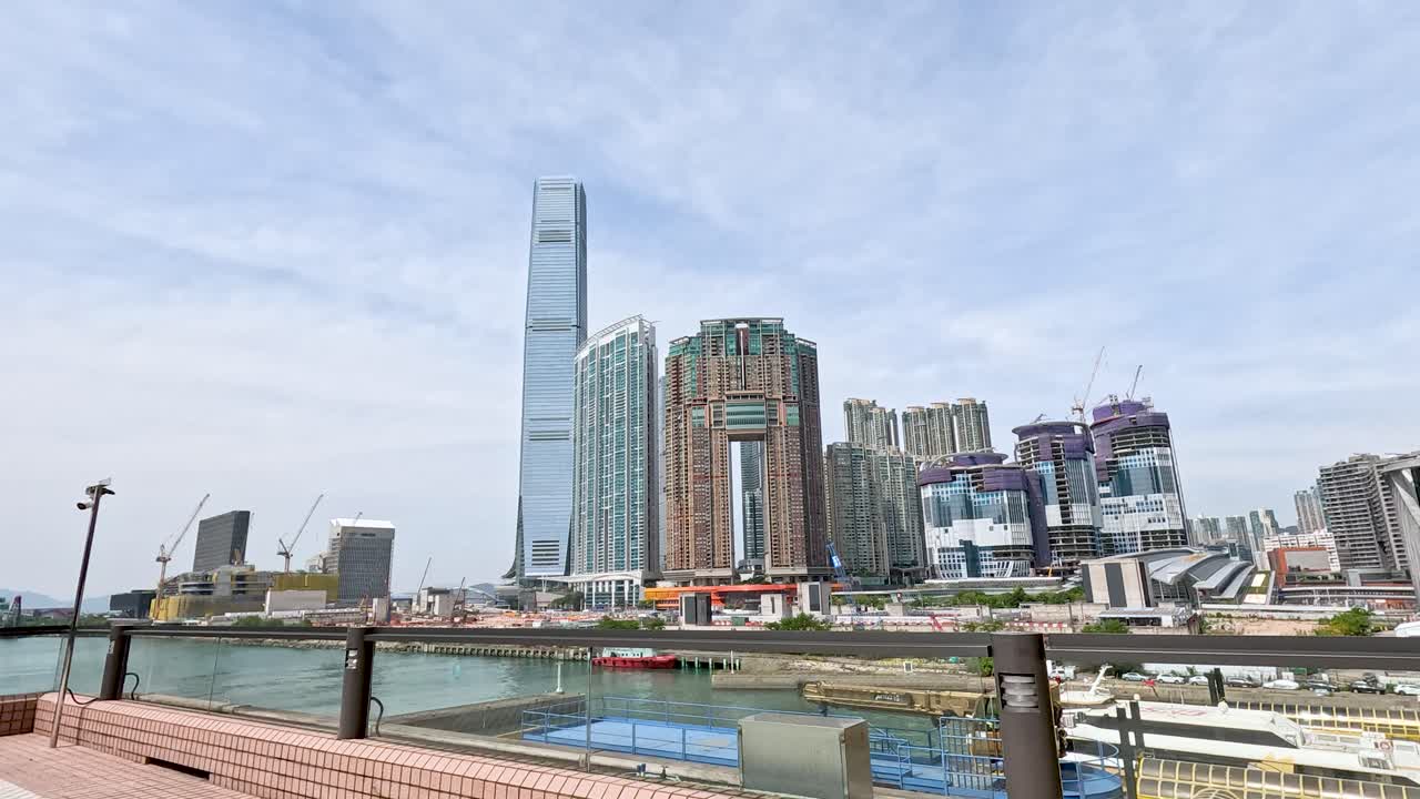 paisaje urbano con rascacielos y vista al paseo marítimo