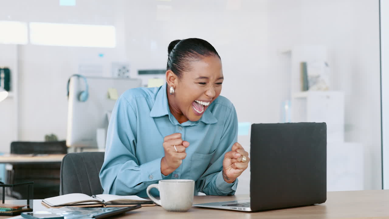 흥분하고, 행복하고, 축하하는 금융 상인