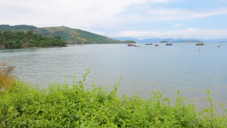 安格拉多斯雷斯海 (angra dos reis sea),背景是船只和岛屿