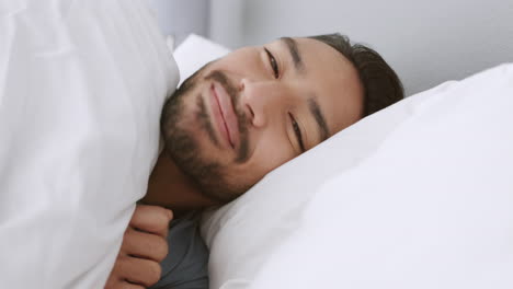 relajarse, la cama y dormir con el hombre despertando