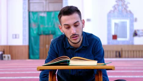 el hombre lee el corán en la mezquita